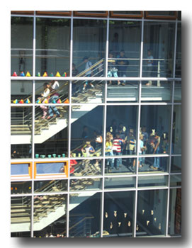 Kinder im Treppenhaus des Finanzamts