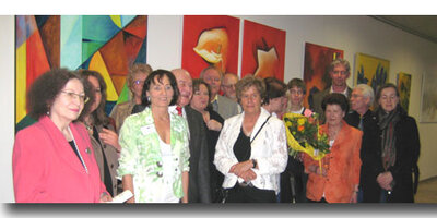 Gruppenbild vor Bilder der Ausstellung