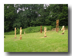 Skulpuren in einer Wiese