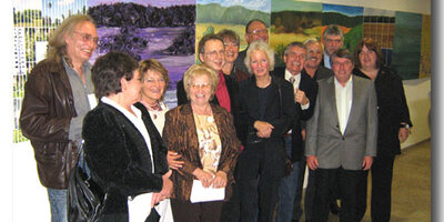 Gruppenbild vor Werken der Künstler