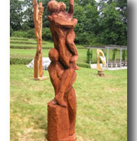 Eine Skulpur auf der Wiese