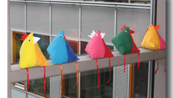 Von Kindern gebastelte Hühner auf einer Fensterbank